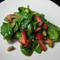 Organic Baby Spinach, Strawberry & Pecan Salad